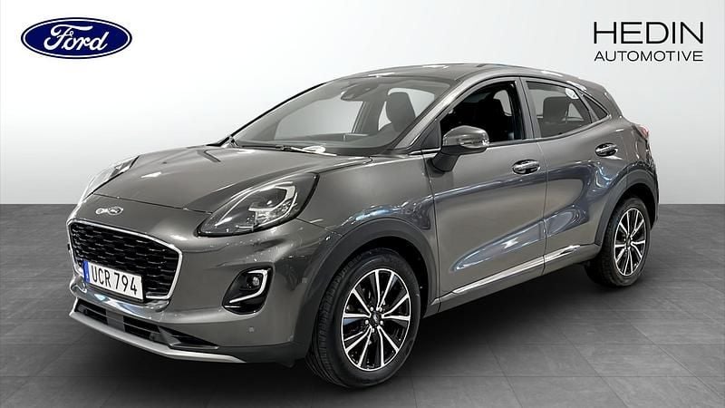 Grå (grey) Begagnad 2021 Ford Puma Gen-E Titanium SUV | 199 900 kr (Marknadspris) - Bild 1/4