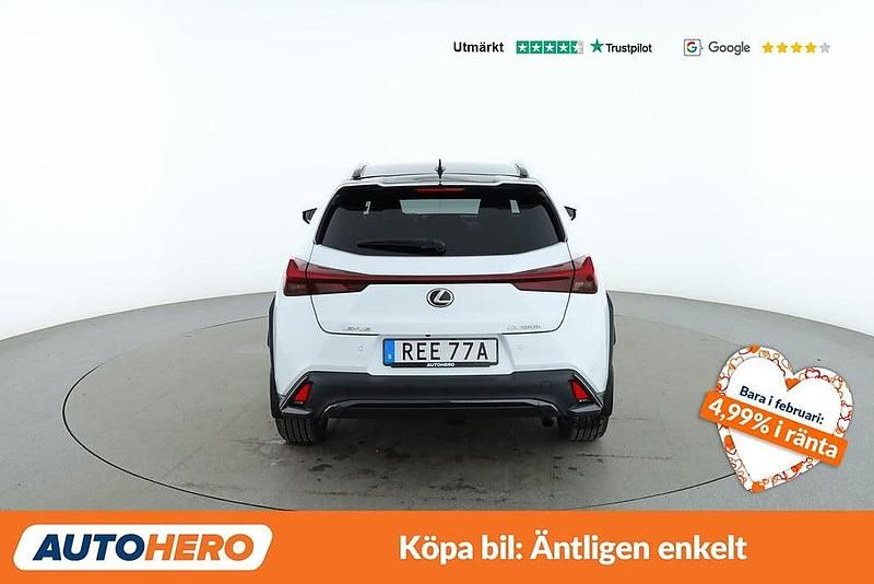 Begagnad Lexus UX 250h Sport Line 186 HK (136 kW) 2022 Vit SUV