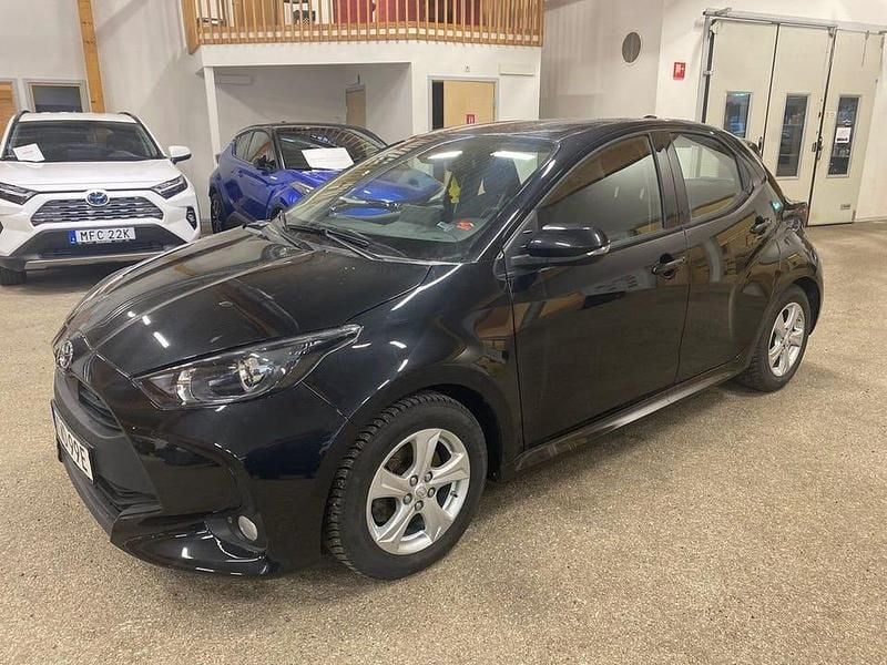 Svart Begagnad 2022 Toyota Yaris Hybrid Active Halvkombi | 169 900 kr (Bra pris) - Bild 1/2