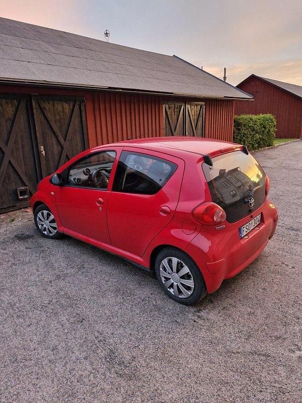 Röd Begagnad 2007 Toyota Aygo Halvkombi | 25 000 kr (Marknadspris) - Bild 1/4
