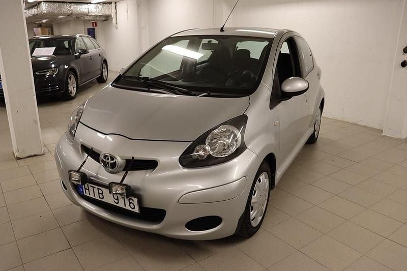 Silver Begagnad 2010 Toyota Aygo Halvkombi | 59 000 kr (Dyr) - Bild 1/4