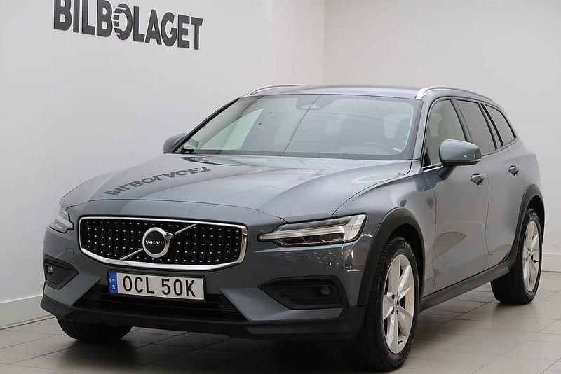 Grå Begagnad 2024 Volvo V60 CC Core Kombi | 399 800 kr (Marknadspris) - Bild 1/4