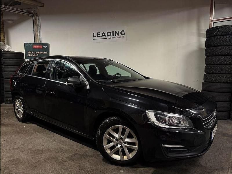 Svart Begagnad 2017 Volvo V60 Momentum Kombi | 119 900 kr (Marknadspris) - Bild 1/4
