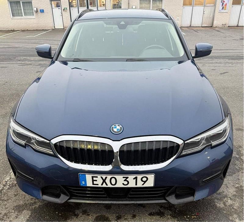 Blå Begagnad 2022 BMW 330e Sport Line Kombi | 329 900 kr (Marknadspris) - Bild 1/4