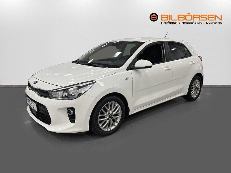 Vit Begagnad 2018 Kia Rio Advance Halvkombi | 149 900 kr (Marknadspris) - Bild 1/4