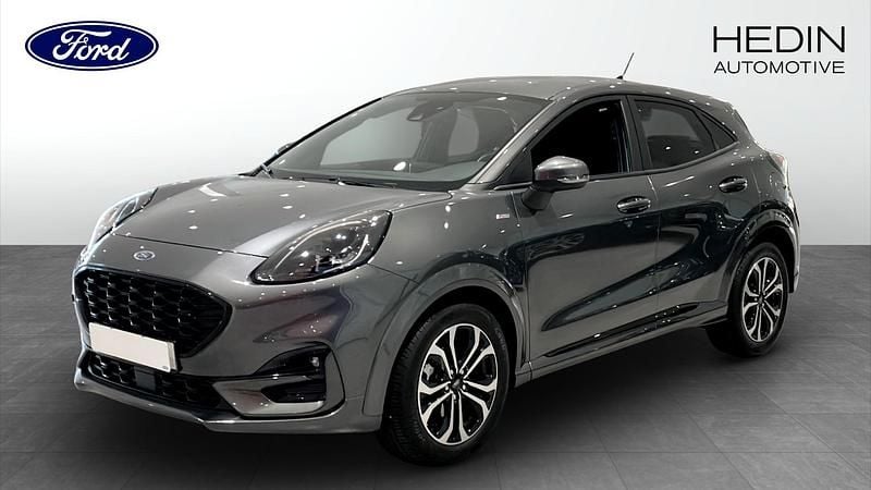 Grå (grey) Begagnad 2022 Ford Puma Gen-E ST-Line SUV | 209 900 kr (Bra pris) - Bild 1/4