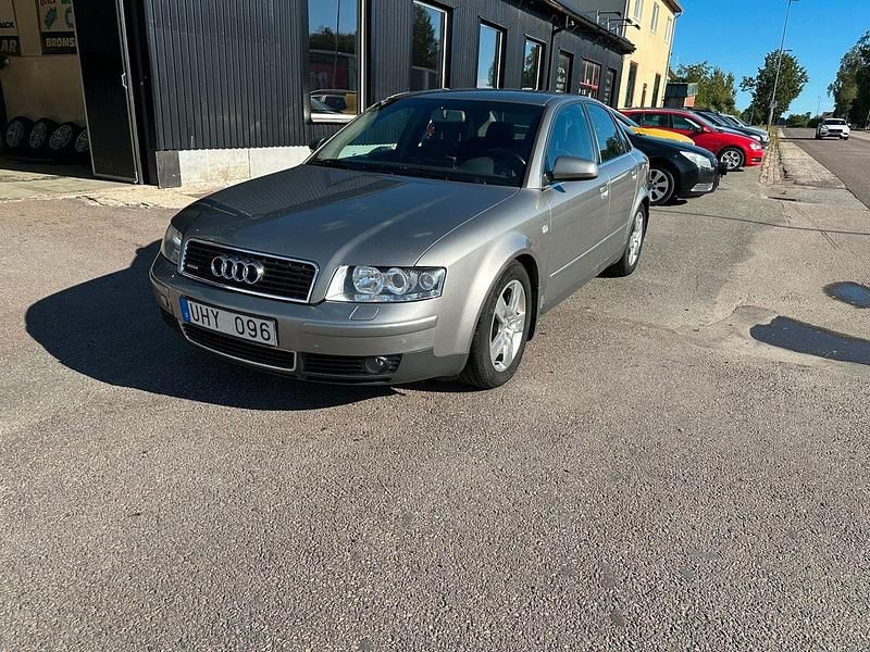 Ljusgrå Begagnad 2003 Audi A4 Comfort Sedan | 28 000 kr (Lite dyr) - Bild 1/4