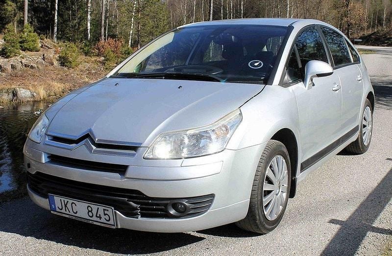 Silver Begagnad 2007 Citroën C4 Halvkombi | 29 000 kr (Lite dyr) - Bild 1/4