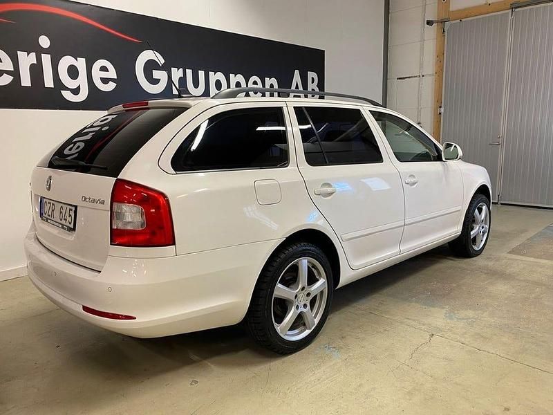 Begagnad Skoda Octavia Elegance 140 HK (102 kW) 2012 Vit Kombi