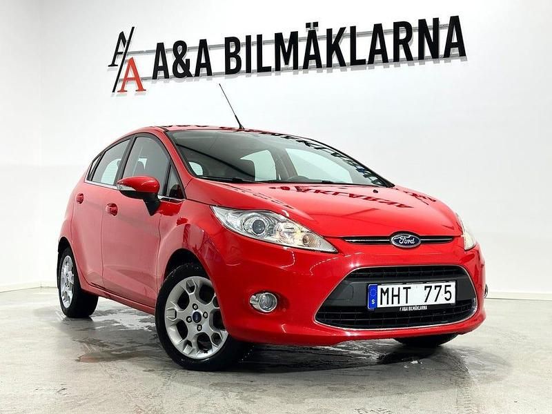 Begagnad Ford Fiesta Titanium 71 HK (52 kW) 2012 Röd Halvkombi