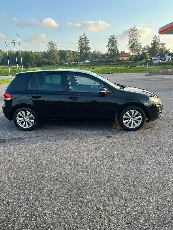 Begagnad VW Golf VI 102 HK (75 kW) 2011 Halvkombi
