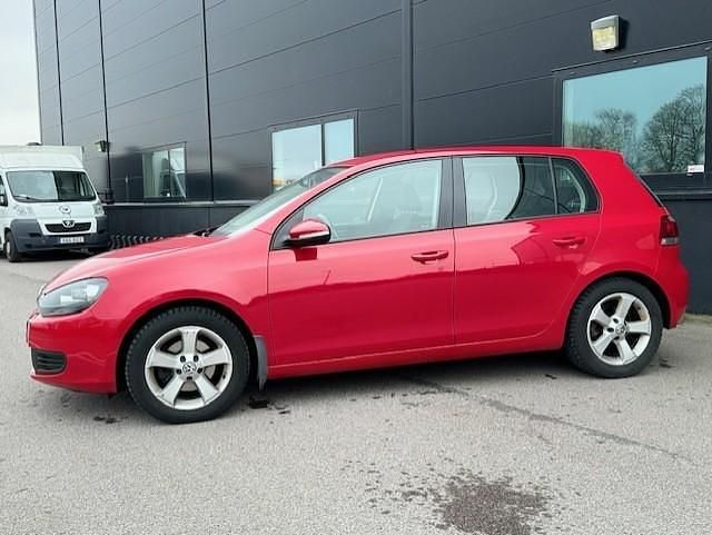 Röd Begagnad 2012 VW Golf VII Halvkombi | 59 900 kr (Marknadspris) - Bild 1/4