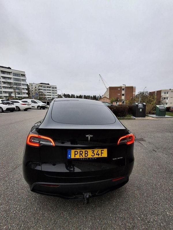 Svart Begagnad 2024 Tesla Model Y Long Range AWD SUV | 400 000 kr (Marknadspris) - Bild 1/4