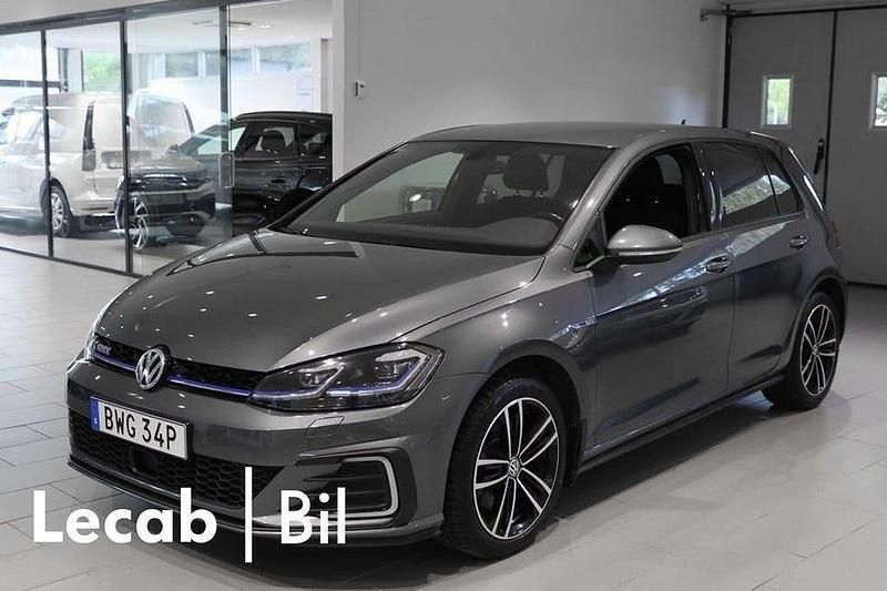 Grå Begagnad 2020 VW Golf VII GTE Kombi | 189 500 kr (Marknadspris) - Bild 1/4