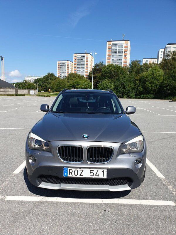 Grå Begagnad 2011 BMW X1 SUV | 78 900 kr (Bra pris) - Bild 1/4