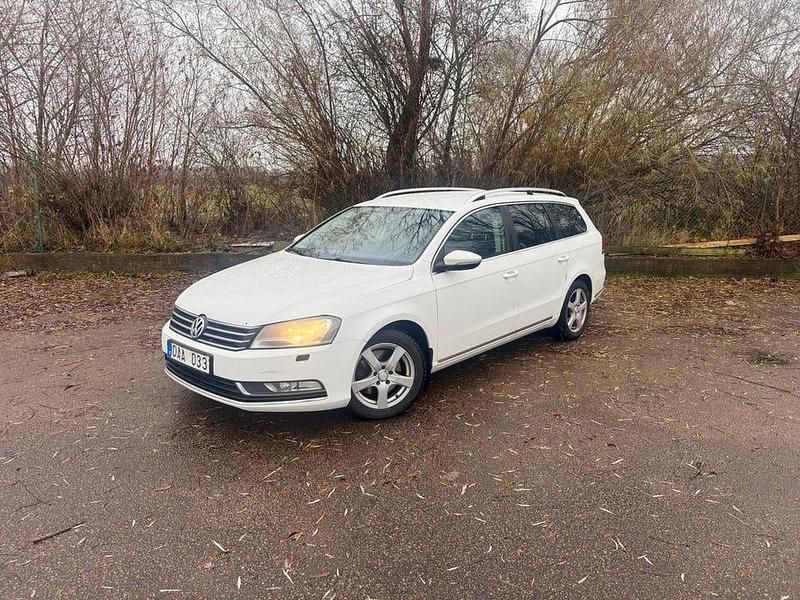 Vit Begagnad 2013 VW Passat Kombi | 69 000 kr (Marknadspris) - Bild 1/4