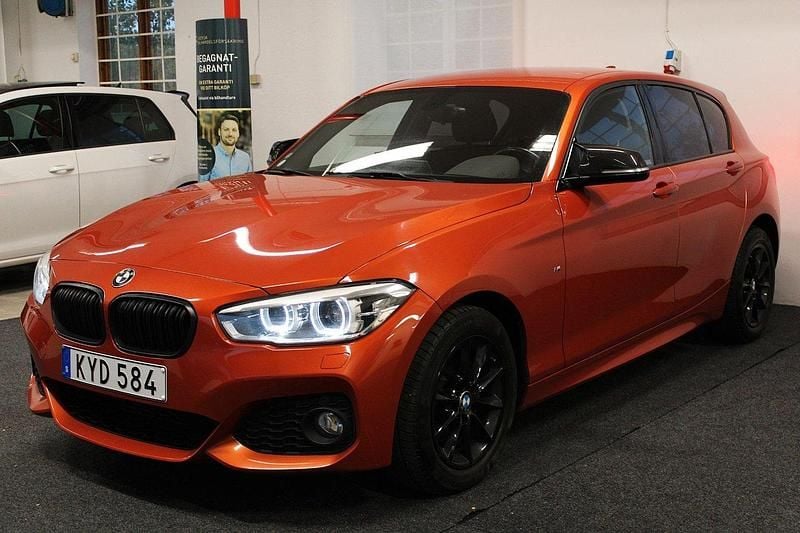Orange Begagnad 2015 BMW 118 M Sport Halvkombi | 164 900 kr (Lite dyr) - Bild 1/4