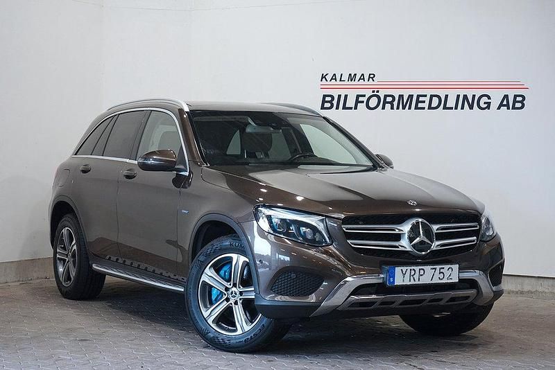Mörkbrun Begagnad 2017 Mercedes GLC350 SUV | 289 900 kr (Marknadspris) - Bild 1/4