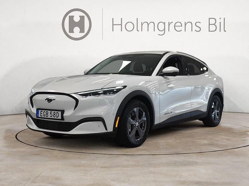 Vit Begagnad 2022 Ford Mustang Mach-E SUV | 419 900 kr (Bra pris) - Bild 1/4