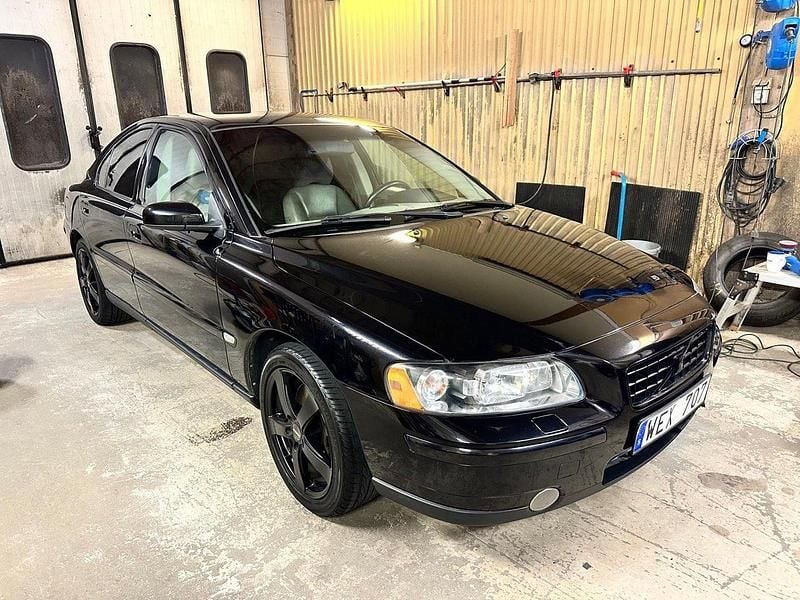 Svart Begagnad 2005 Volvo S60 Kinetic Sedan | 77 000 kr (Marknadspris) - Bild 1/3