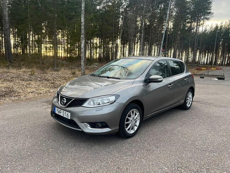 Grå Begagnad 2017 Nissan Pulsar Halvkombi | 109 900 kr (Marknadspris) - Bild 1/4
