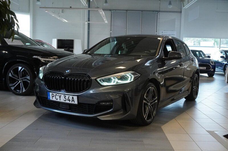 Grå Begagnad 2021 BMW 118 M Sport Halvkombi | 249 900 kr (Marknadspris) - Bild 1/4