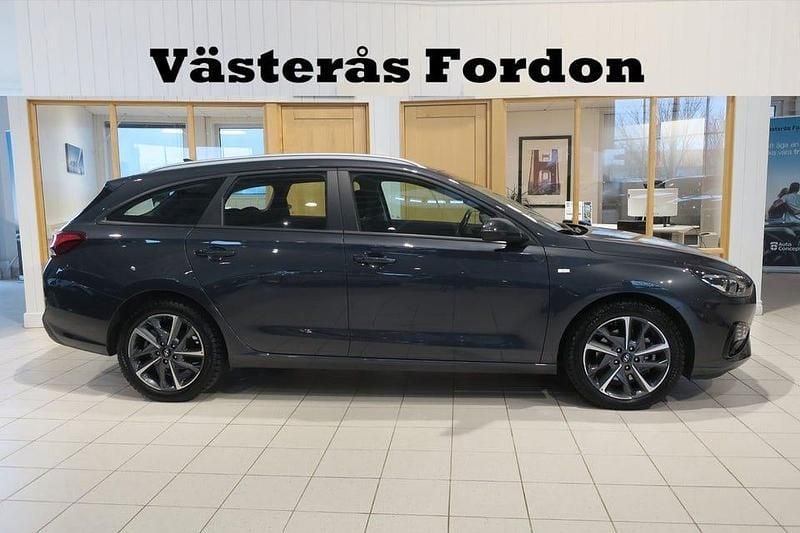 Grå Begagnad 2023 Hyundai i30 Essential Kombi | 217 900 kr (Marknadspris) - Bild 1/4