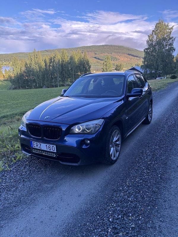 Blå Begagnad 2011 BMW X1 SUV | 89 000 kr (Bra pris) - Bild 1/4