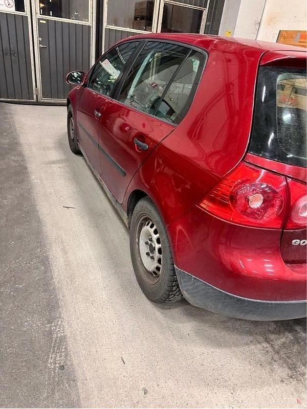 Begagnad 2005 VW Golf IV Halvkombi | 15 000 kr (Superpris) - Bild 1/4