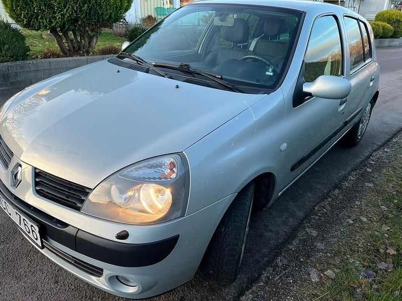 Begagnad 2004 Renault Clio II Halvkombi | 51 900 kr - Bild 1/4