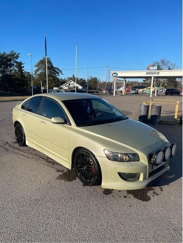 Grön Begagnad 2004 Volvo S40 Sedan | 22 000 kr (Marknadspris) - Bild 1/4