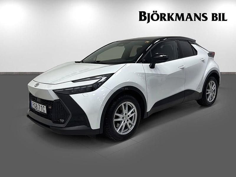 Vit Begagnad 2023 Toyota C-HR SUV | 379 900 kr (Marknadspris) - Bild 1/4