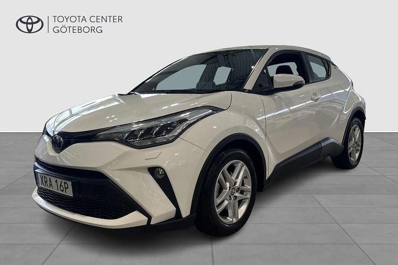 Vit Begagnad 2023 Toyota C-HR+ Active SUV | 279 900 kr (Marknadspris) - Bild 1/3
