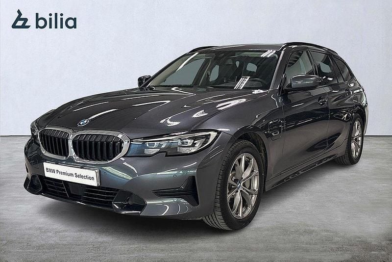 Grå Begagnad 2021 BMW 330e Sport Line Kombi | 346 900 kr (Marknadspris) - Bild 1/4