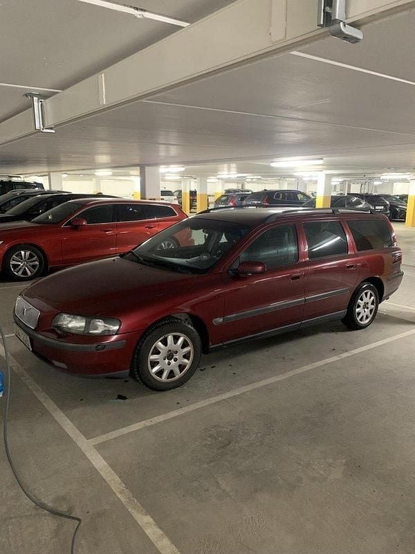 Röd Begagnad 2004 Volvo V70 Business Edition Kombi | 25 000 kr (Marknadspris) - Bild 1/4