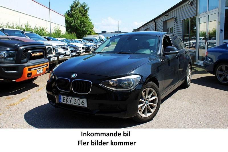 Svart Begagnad 2012 BMW 118 Halvkombi | 104 900 kr (Marknadspris) - Bild 1/2
