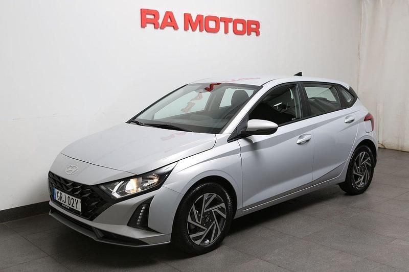Grå Begagnad 2024 Hyundai i20 Essential Halvkombi | 229 900 kr (Marknadspris) - Bild 1/4