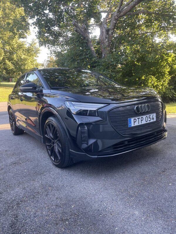 Svart Begagnad 2022 Audi Q4 e-tron Comfort SUV | 419 000 kr (Marknadspris) - Bild 1/4