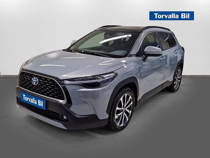 Grå Begagnad 2023 Toyota Corolla Cross Executive SUV | 404 900 kr (Marknadspris) - Bild 1/3