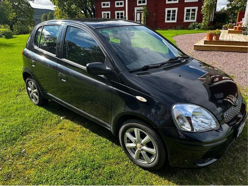 Svart Begagnad 2005 Toyota Yaris Halvkombi | 13 000 kr (Superpris) - Bild 1/4