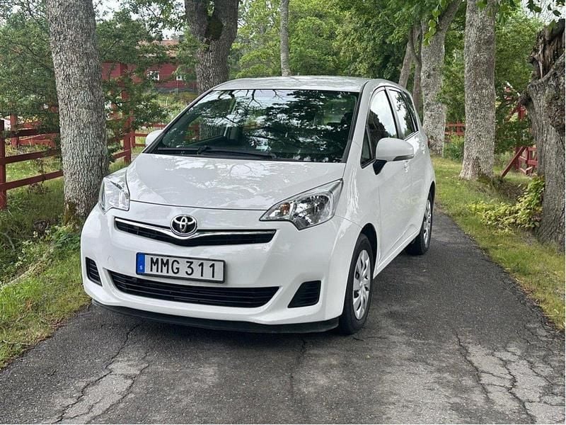 Vit Begagnad 2014 Toyota Verso-S Multidrive S Minibuss | 130 000 kr (Dyr) - Bild 1/4