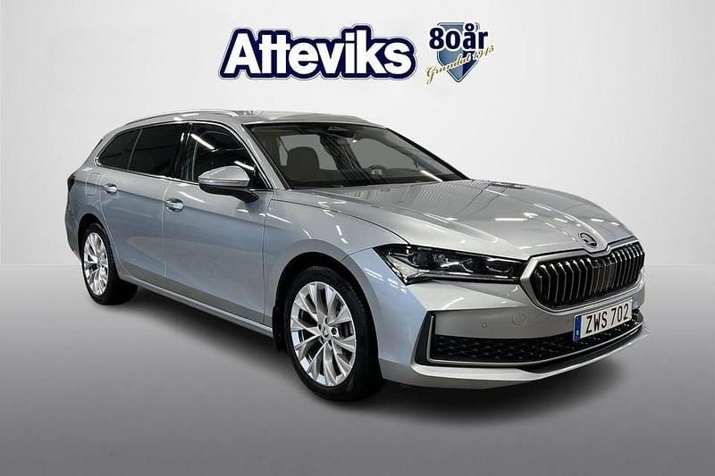 Silver Begagnad 2024 Skoda Superb Kombi | 389 900 kr (Marknadspris) - Bild 1/4