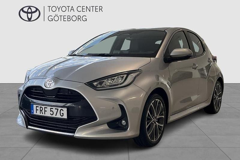 Silver Begagnad 2024 Toyota Yaris Hybrid Style Halvkombi | 264 900 kr (Marknadspris) - Bild 1/3