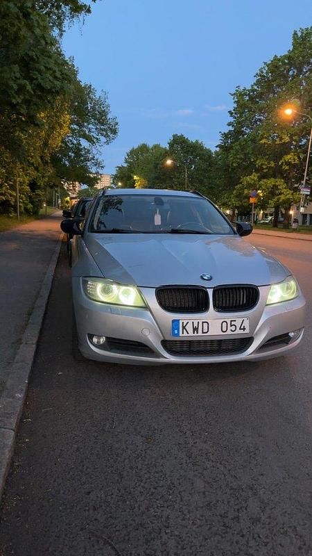 Grå Begagnad 2011 BMW 320 Kombi | 69 000 kr (Marknadspris) - Bild 1/3