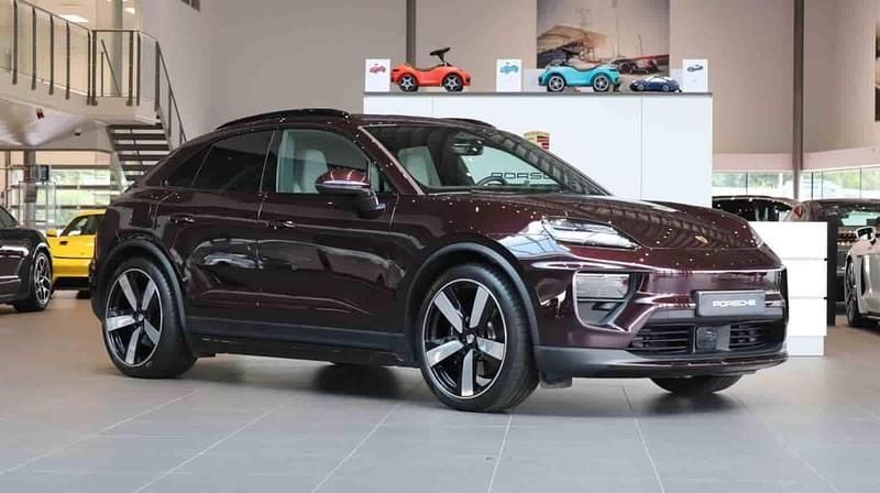Röd Begagnad 2025 Porsche Macan SUV | 1 089 000 kr (Marknadspris) - Bild 1/1