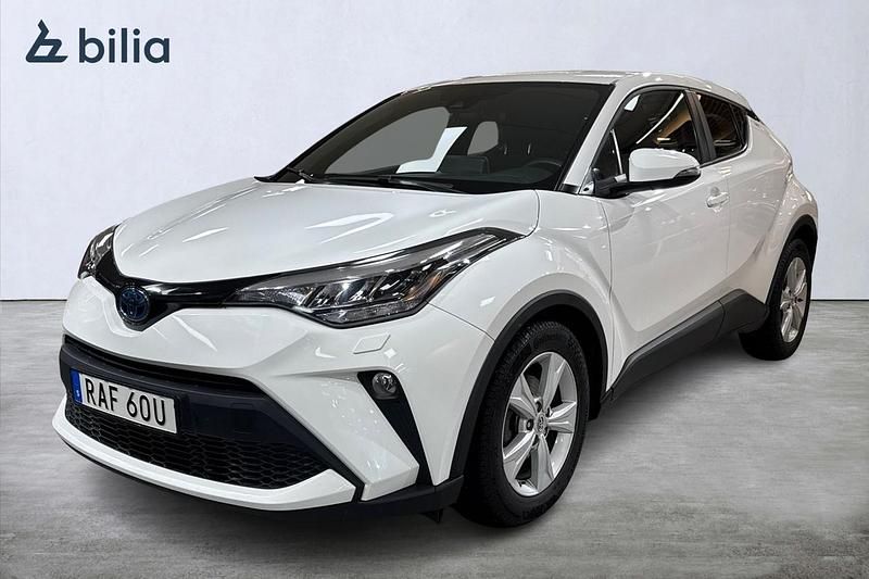Vit Begagnad 2022 Toyota C-HR Active SUV | 264 900 kr (Marknadspris) - Bild 1/3