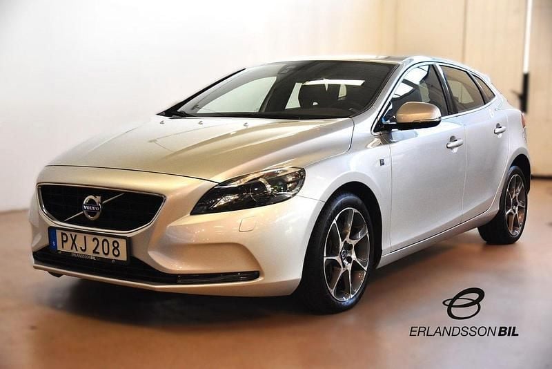 Silver Begagnad 2015 Volvo V40 Ocean Race Kombi | 174 900 kr (Marknadspris) - Bild 1/4