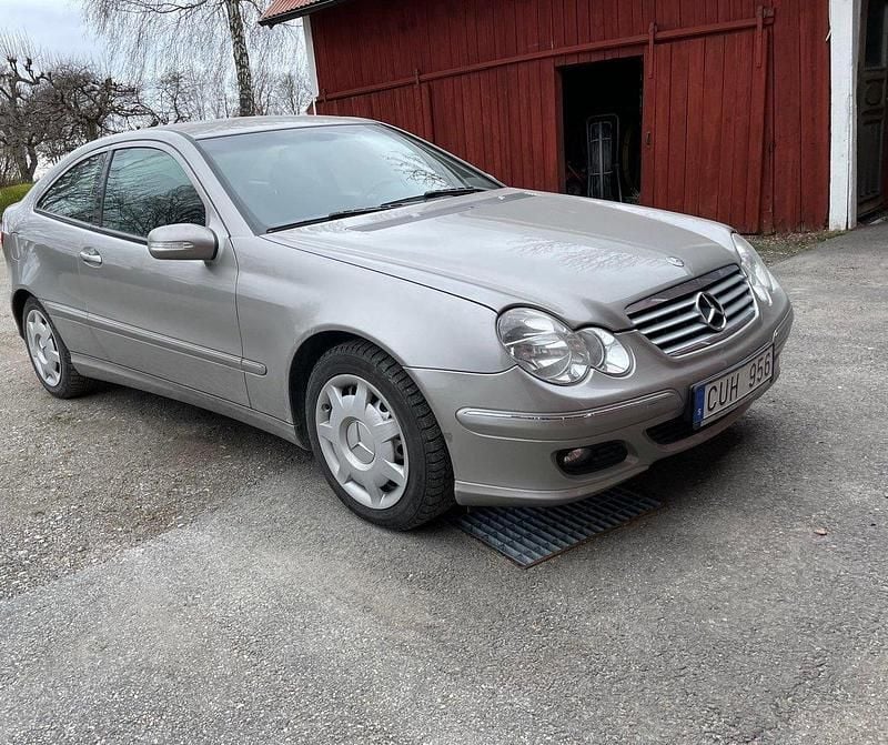 Silver Begagnad 2005 Mercedes C180 Sportkupé | 45 000 kr (Marknadspris) - Bild 1/4