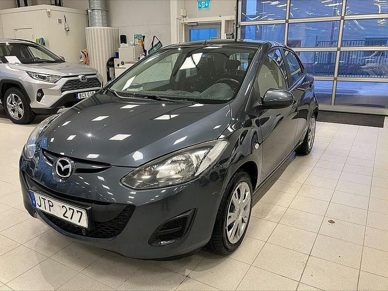 Grå Begagnad 2011 Mazda 2 Halvkombi | 39 900 kr (Marknadspris) - Bild 1/4
