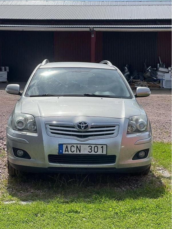 Silver Begagnad 2007 Toyota Avensis Kombi | 20 000 kr (Superpris) - Bild 1/3